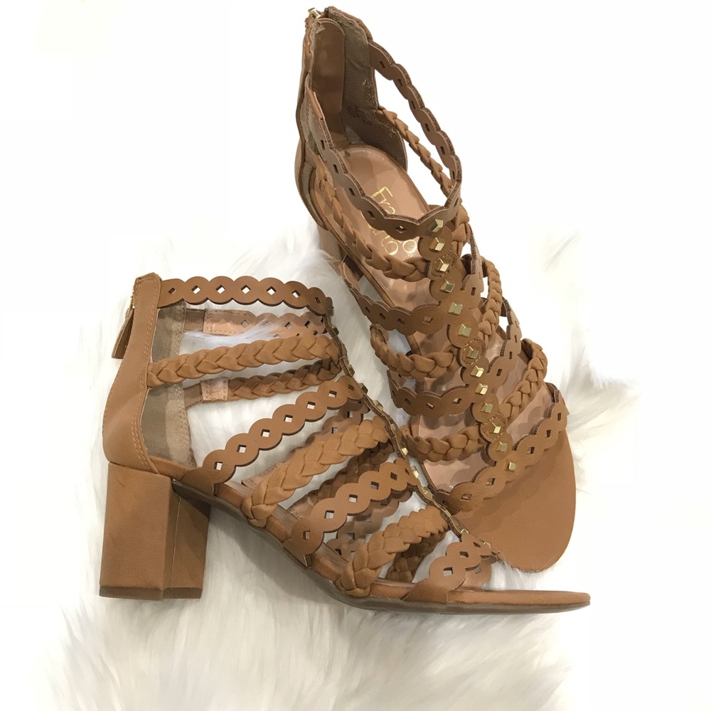Sandals with gold accents•9.5